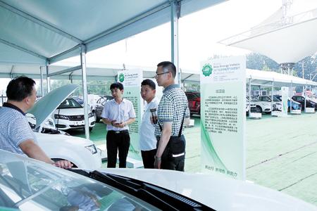 新疆光正新能源科技董事长刘国伟(右一)在2017北京新能源汽车
